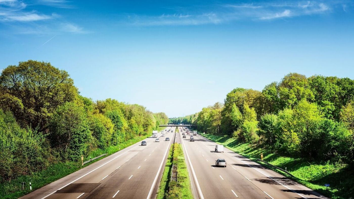 Autobahn mit Bäumen am Rand