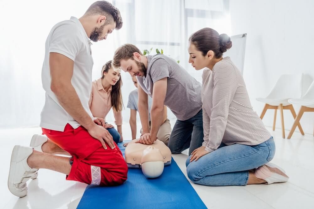 Junge Menschen im Erste-Hilfe-Kurs